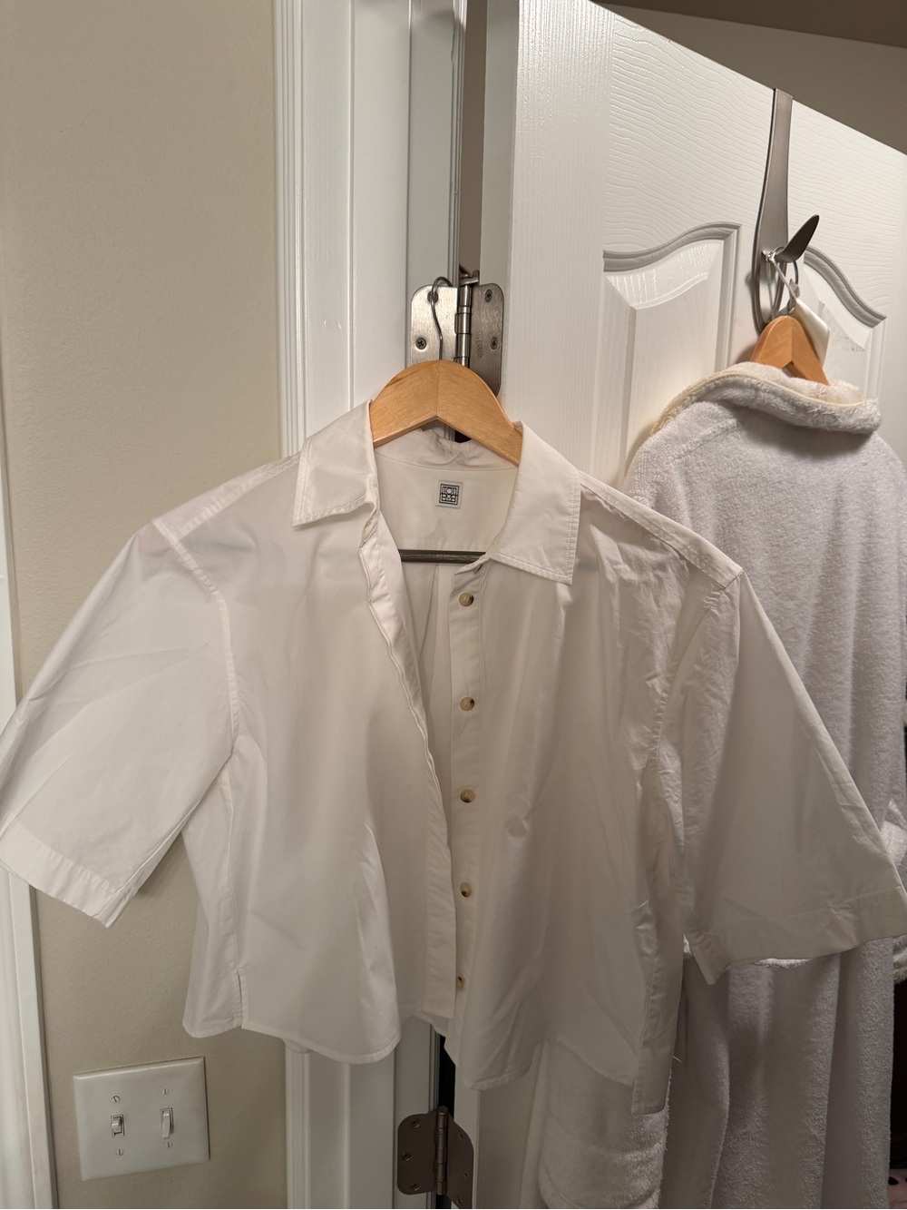 Toteme White Cropped Short-Sleeve Button-Down Shirt